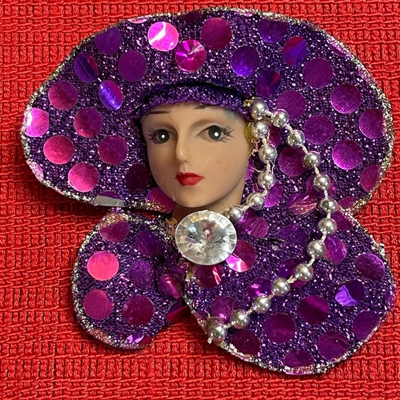 Jewelry - Vintage fancy lady brooch